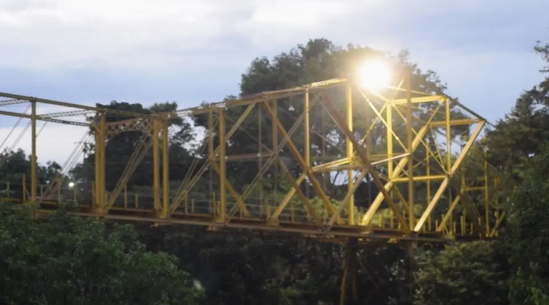 Puente Navarro sobre el Rio Magdalena en la Encantadora Ciudad de Honda Tolima